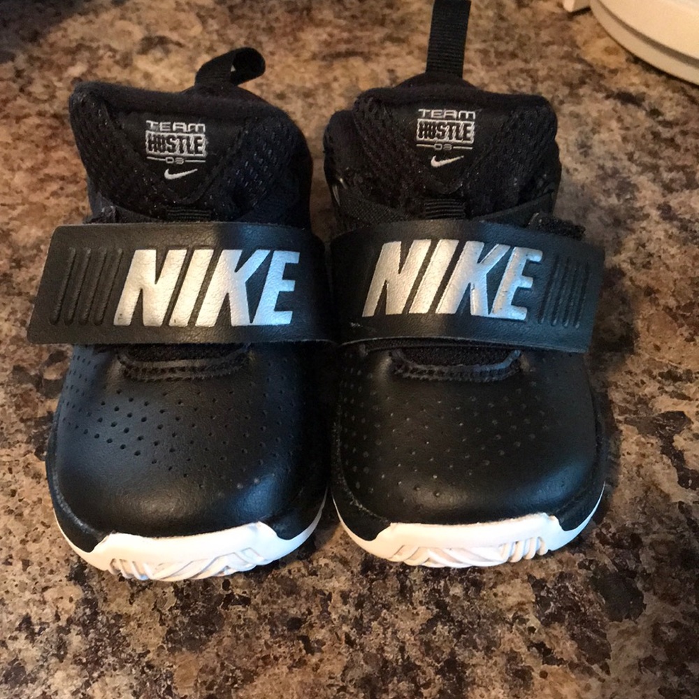 Nike infant boy shoes SIZE: 5C